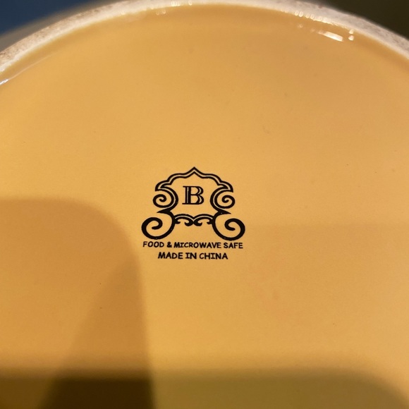 - Vintage pale yellow canister. - Picture 2 of 6